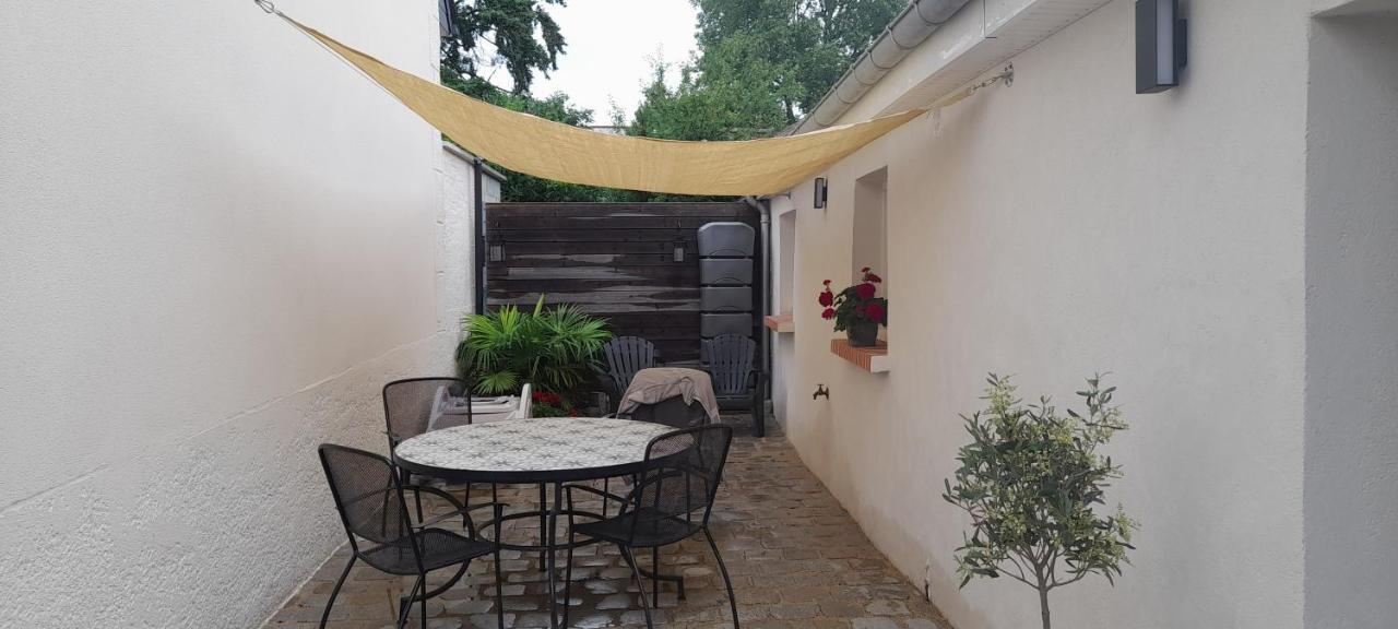 Le Dionysien *** Villa Saint-Denis-de lʼHôtel Buitenkant foto
